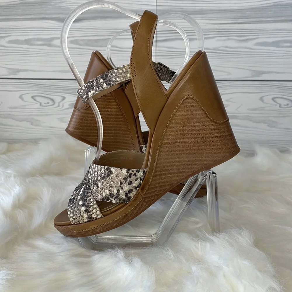 Johnston & Murphy Snake Embossed Wedge Sandals‎